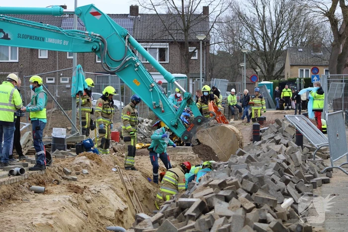 Man bedolven onder grond bij graafwerkzaamheden