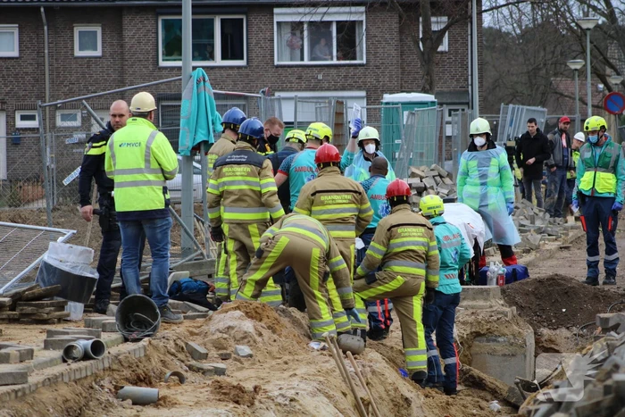 Man bedolven onder grond bij graafwerkzaamheden