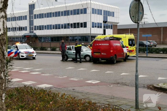 Bestelbus en personenwagen botsen op elkaar