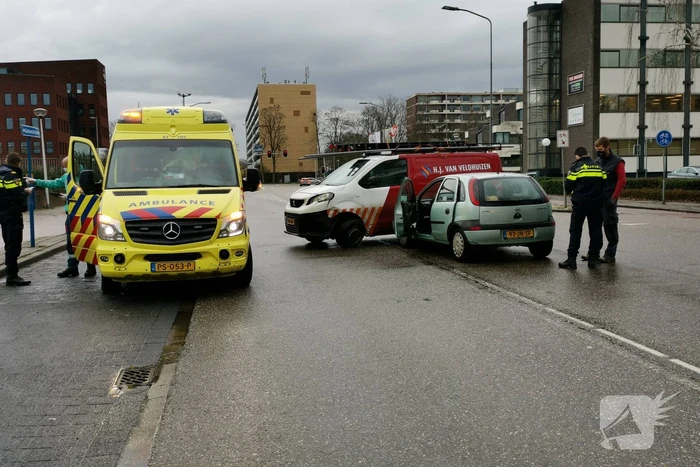 Bestelbus en personenwagen botsen op elkaar