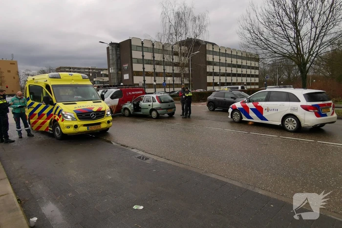 Bestelbus en personenwagen botsen op elkaar