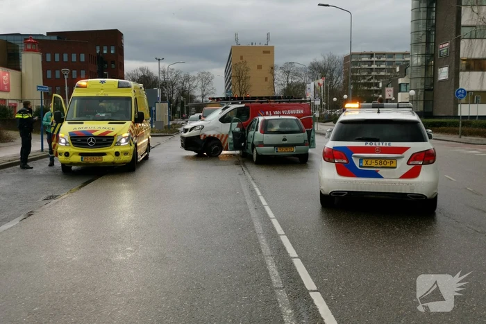 Bestelbus en personenwagen botsen op elkaar