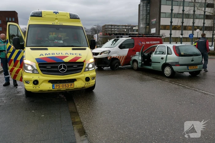 Bestelbus en personenwagen botsen op elkaar