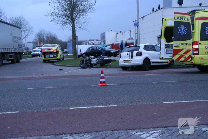 Motorrijder gewond bij botsing met auto