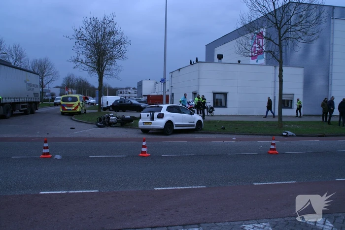 Motorrijder gewond bij botsing met auto