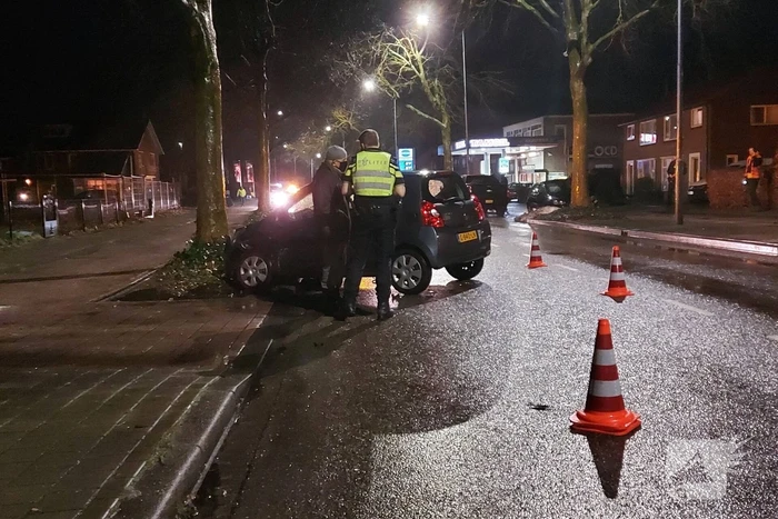 Auto komt tegen boom tot stilstand na ongeval