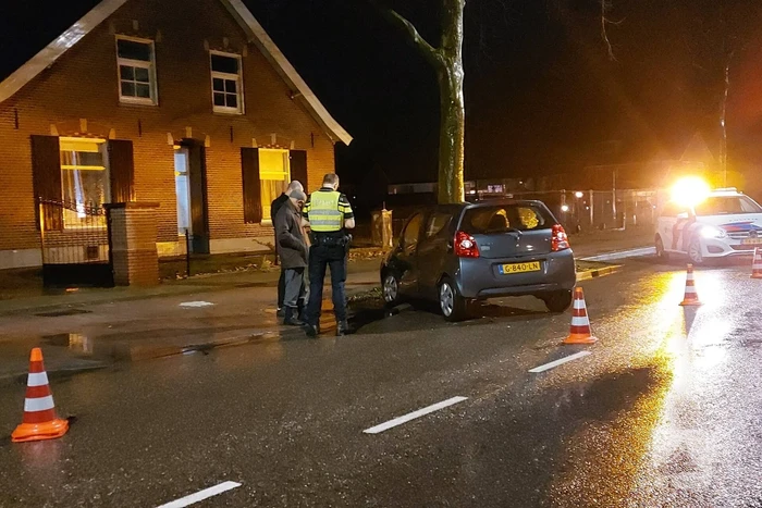 Auto komt tegen boom tot stilstand na ongeval