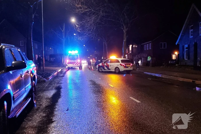 Auto komt tegen boom tot stilstand na ongeval