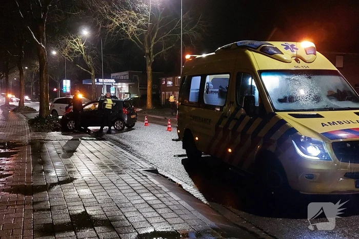 Auto komt tegen boom tot stilstand na ongeval