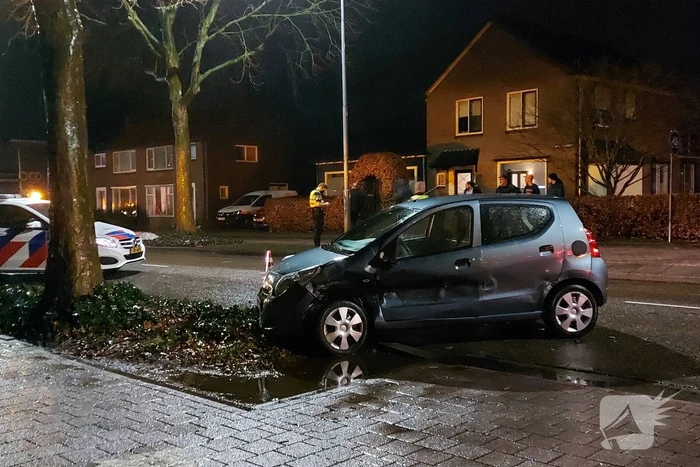 Auto komt tegen boom tot stilstand na ongeval
