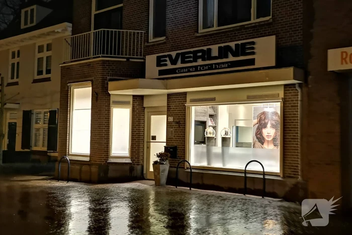 Kappers laten licht aan uit protest