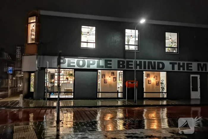 Kappers laten licht aan uit protest