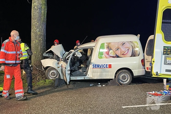 Zwaargewonde bij ongeval met boom