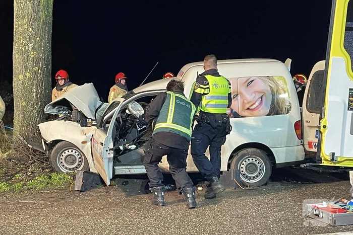 Zwaargewonde bij ongeval met boom