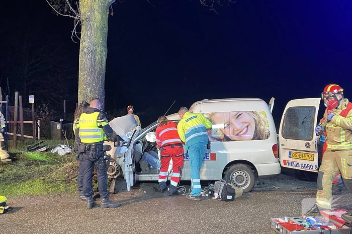 Zwaargewonde bij ongeval met boom