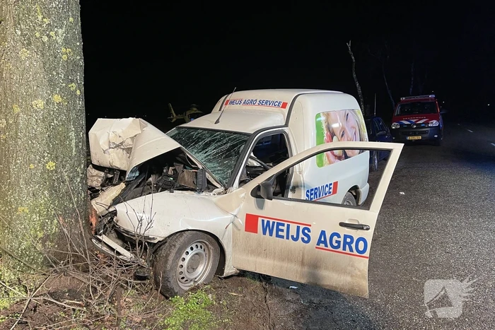 Zwaargewonde bij ongeval met boom