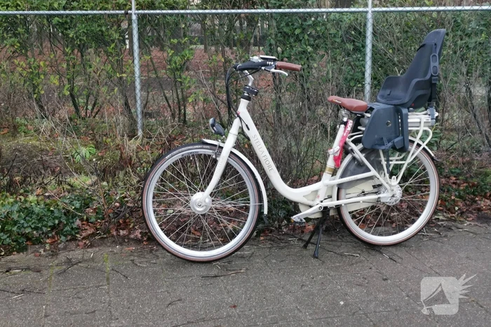 Twee fietsers gaan hard onderuit op glad fietspad