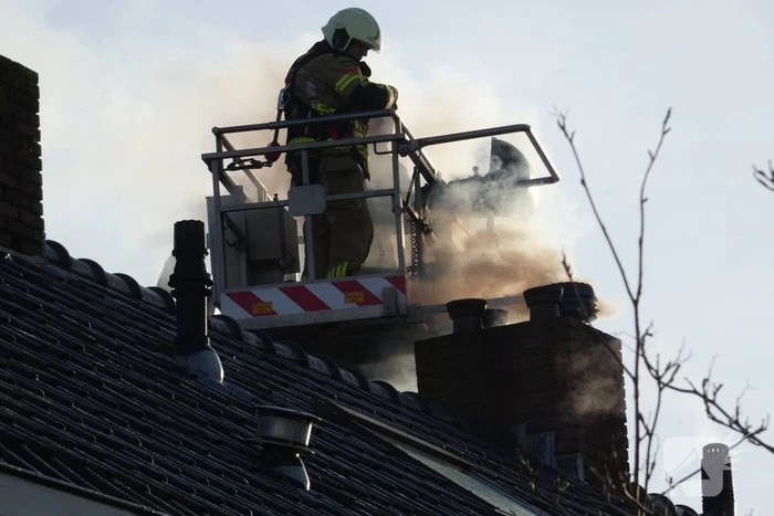 Brandweer veegt schoorsteen na brand