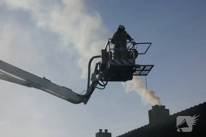 Brandweer veegt schoorsteen na brand