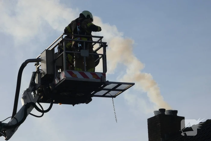 Brandweer veegt schoorsteen na brand
