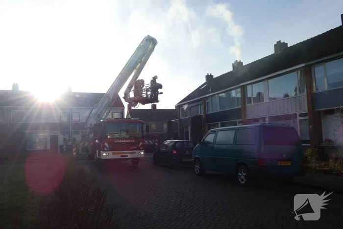 Brandweer veegt schoorsteen na brand