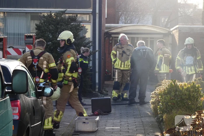 Brandweer veegt schoorsteen na brand