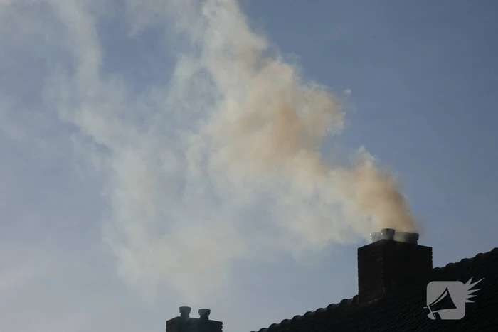 Brandweer veegt schoorsteen na brand