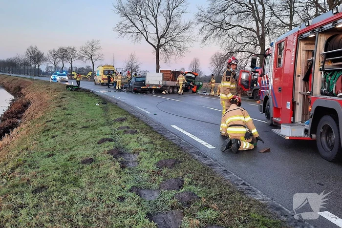 Twee gewonden bij frontale botsing