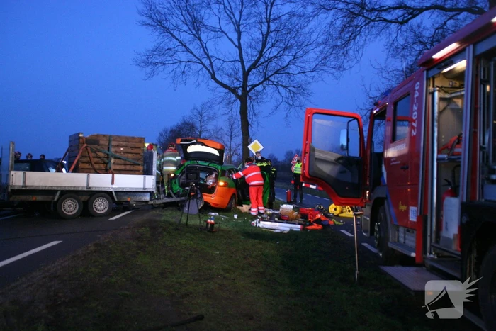 Twee gewonden bij frontale botsing