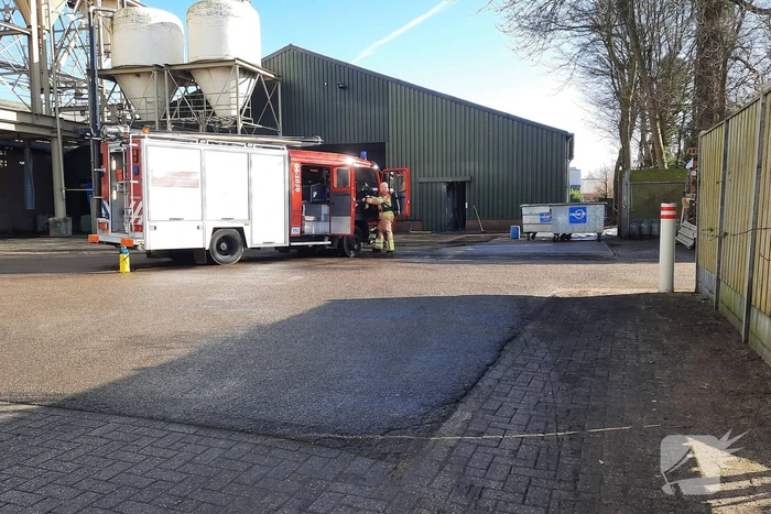 Compressor vliegt in brand in loods