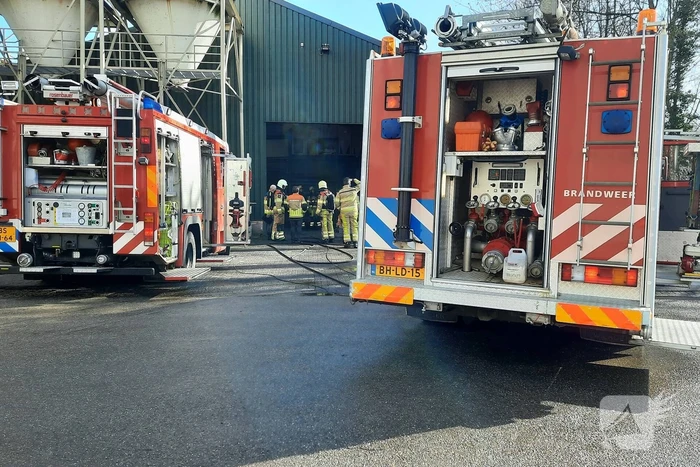 Compressor vliegt in brand in loods