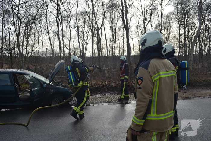 Auto door brand verwoest