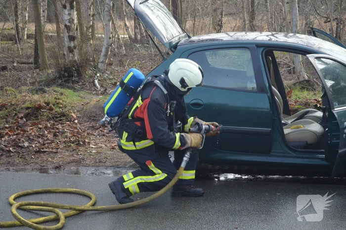 Auto door brand verwoest