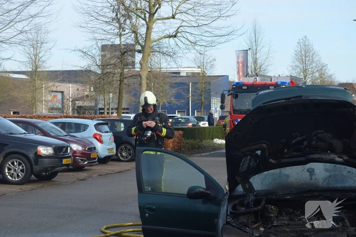 Auto door brand verwoest