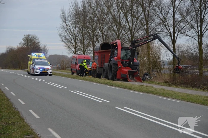 Fietser botst tegen stilstaande tractor