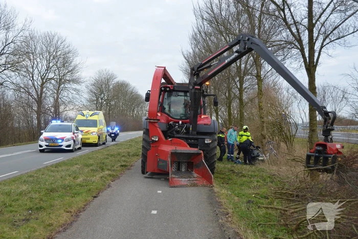 Fietser botst tegen stilstaande tractor
