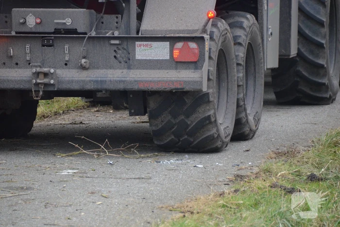 Fietser botst tegen stilstaande tractor