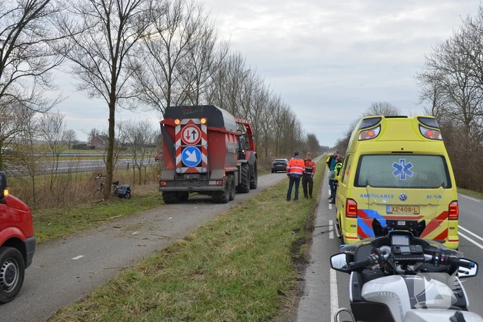 Fietser botst tegen stilstaande tractor