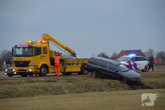 Personenauto raakt van weg en komt tot stilstand in sloot