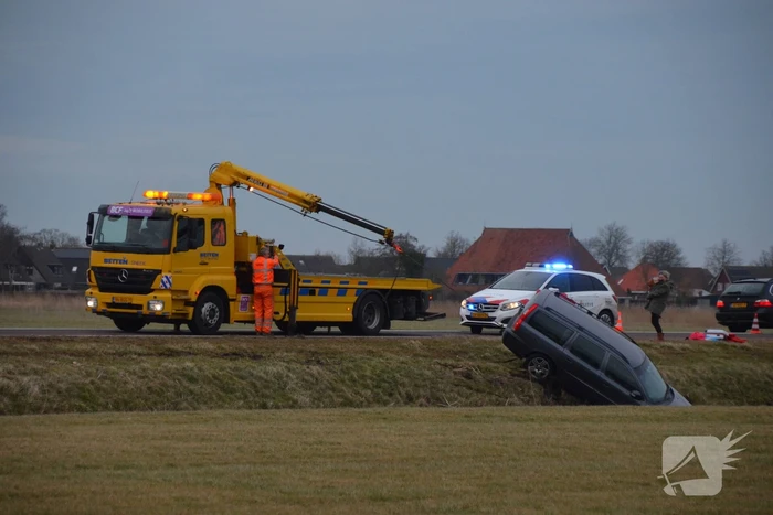 Personenauto raakt van weg en komt tot stilstand in sloot