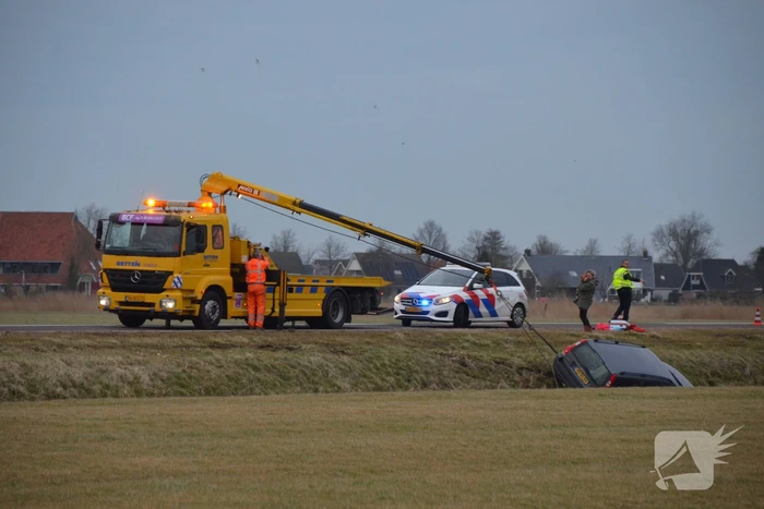Personenauto raakt van weg en komt tot stilstand in sloot
