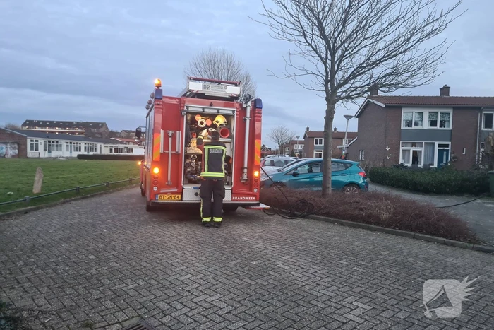 Brandweer blust brandende pan in woning