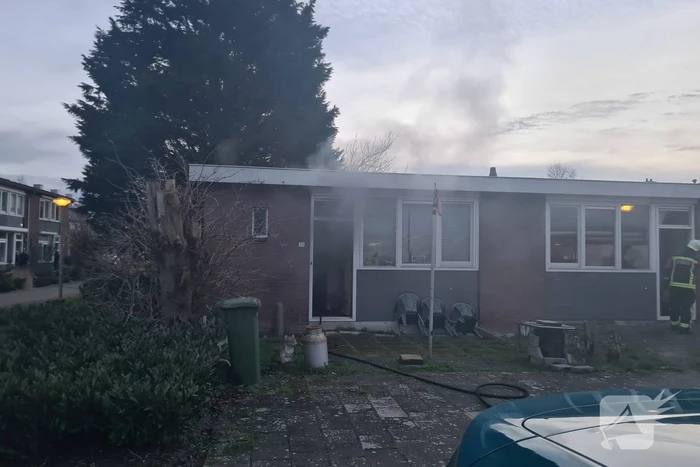 Brandweer blust brandende pan in woning