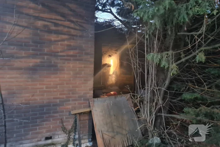 Brandweer blust brandende pan in woning