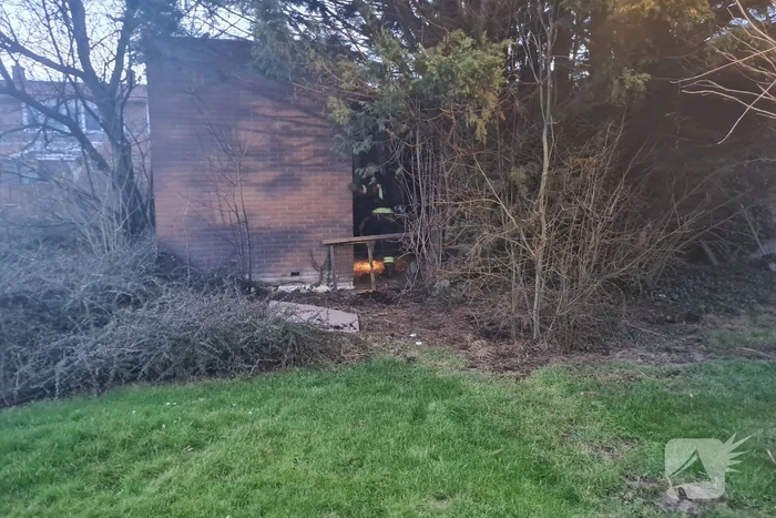 Brandweer blust brandende pan in woning