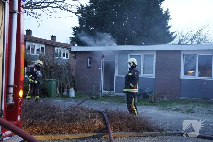Brandweer blust brandende pan in woning