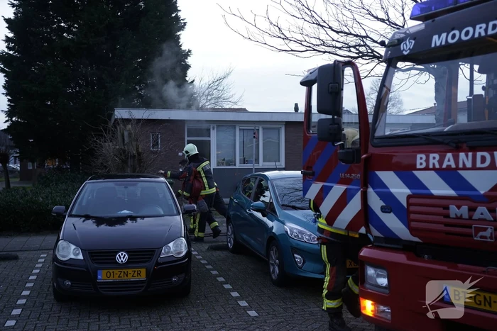 Brandweer blust brandende pan in woning