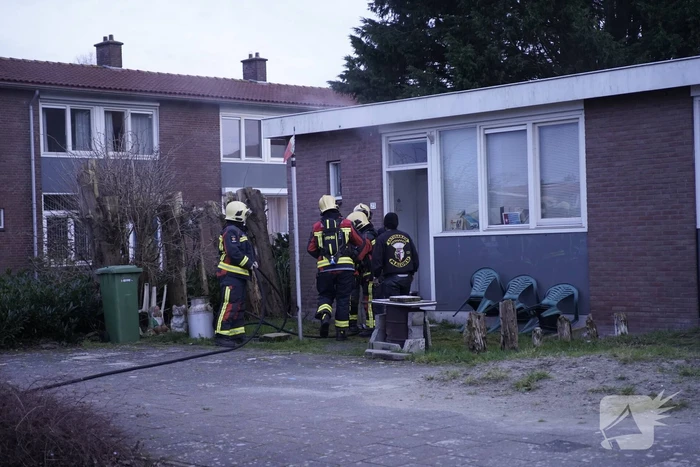 Brandweer blust brandende pan in woning