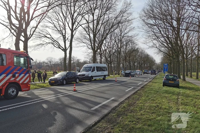 Veel schade bij botsing met taxibus