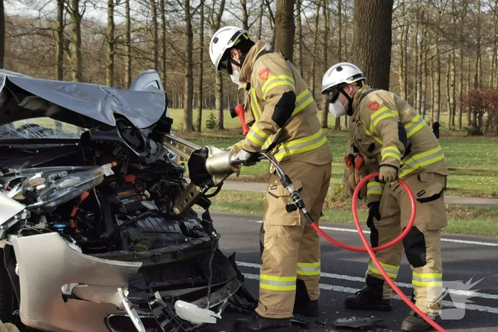 Veel schade bij botsing met taxibus